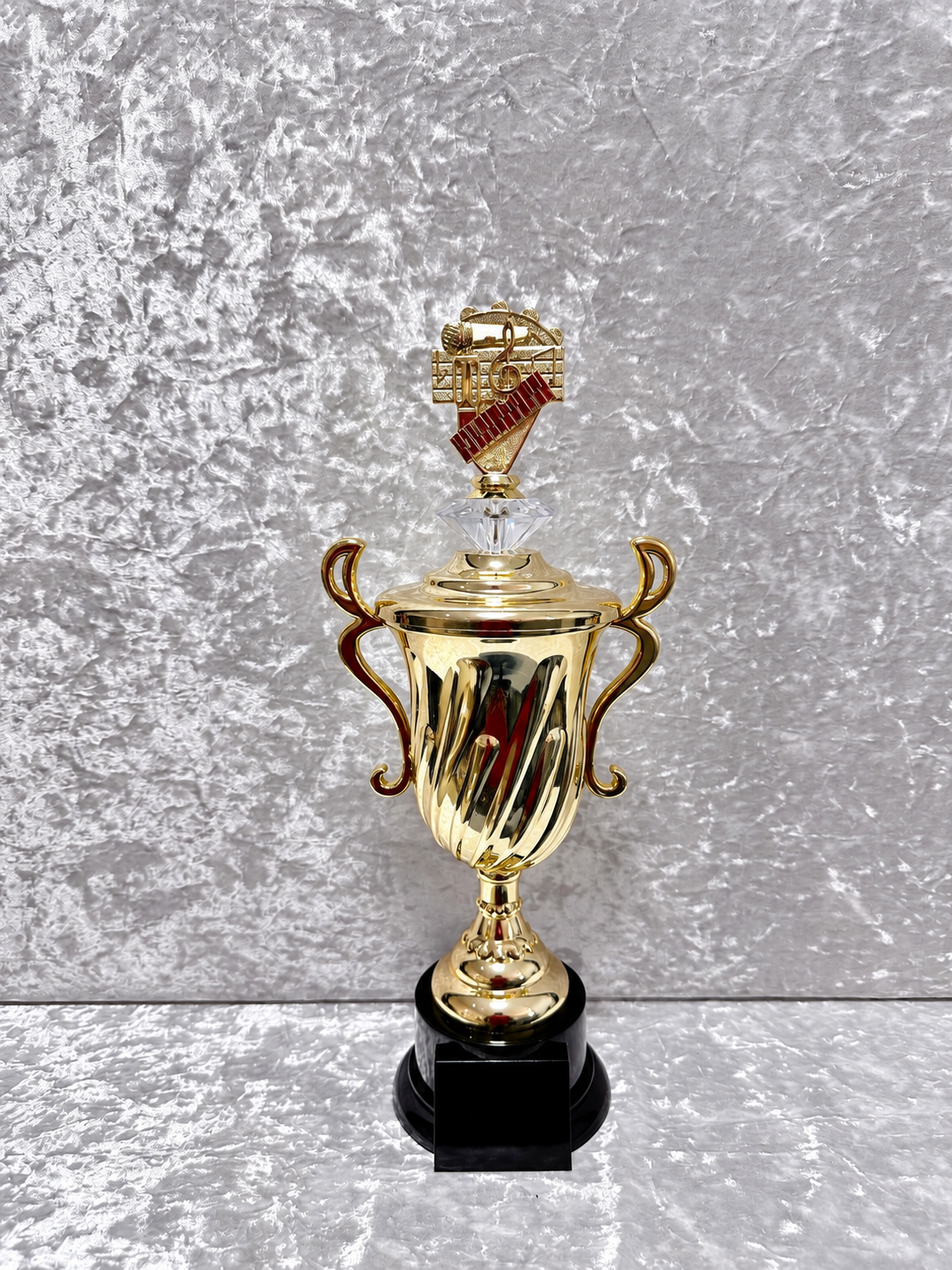 Trofeo Copa Dorada de Música con Piano y Micrófono Personalizable