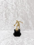 Trofeo de Baloncesto con Jugador Driblando