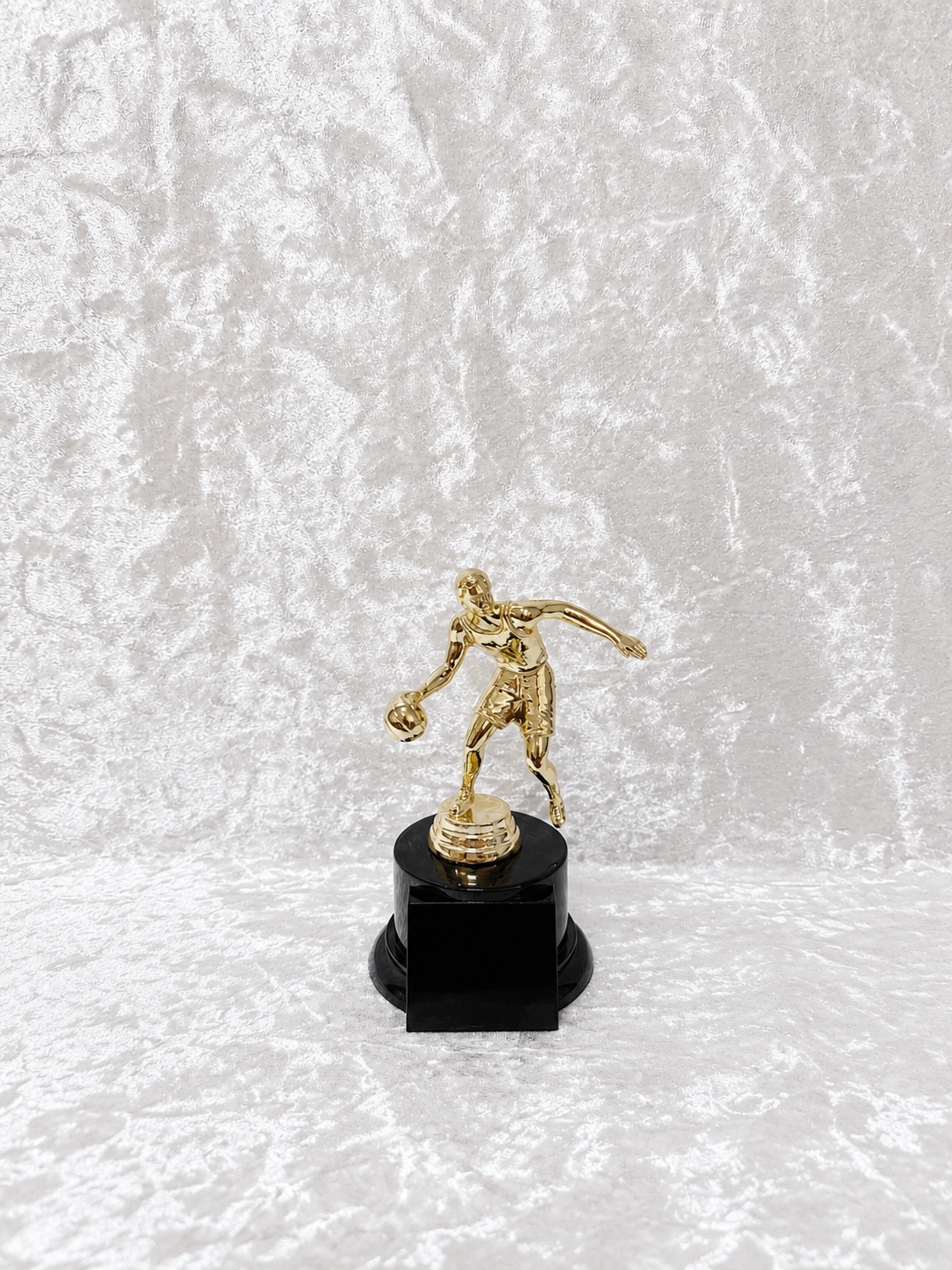 Trofeo de Baloncesto con Jugador Driblando