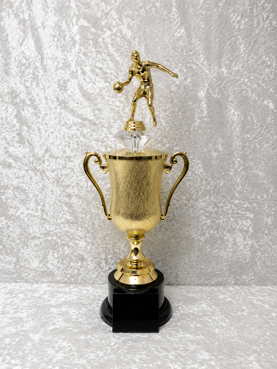 Trofeo de Baloncesto con Copa Dorada y Opciones de Diamante