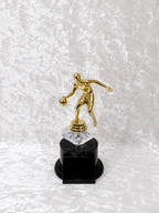 Trofeo de Baloncesto con Jugador Driblando y Diamante
