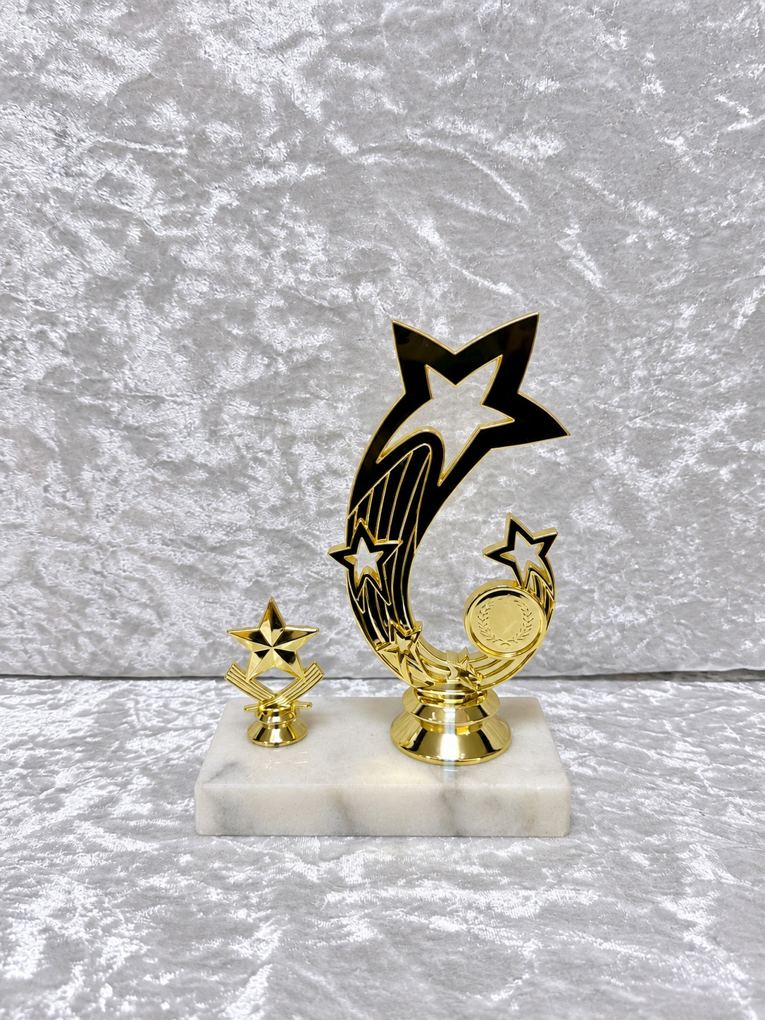 Trofeo Estrella Dorada y Negra con Base de Mármol y Placa Personalizable