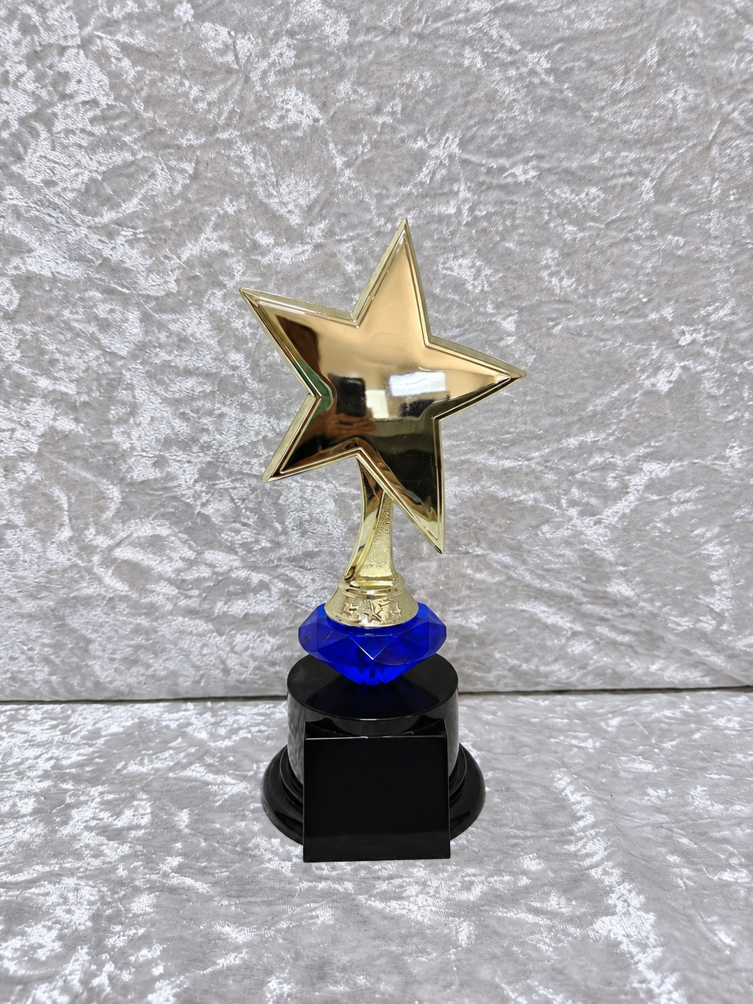 Trofeo Estrella Dorada Premium con Diamante de Color y Placa Personalizable