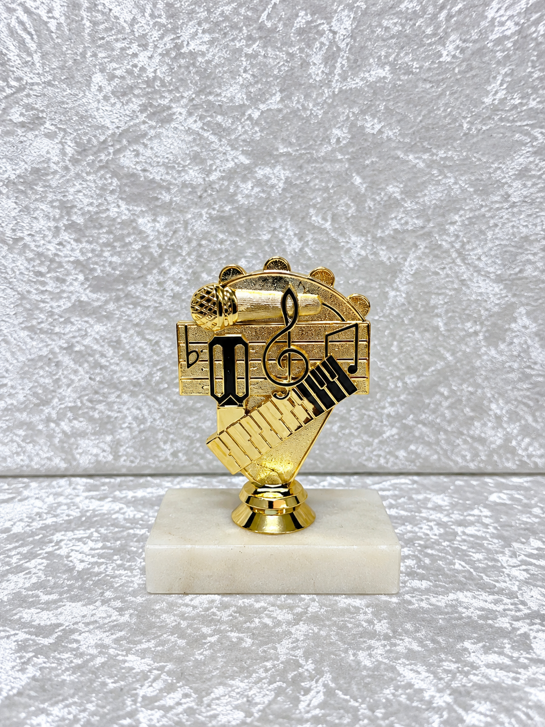 Trofeo de Música Dorado con Piano, Micrófono y Notas Musicales Personalizable