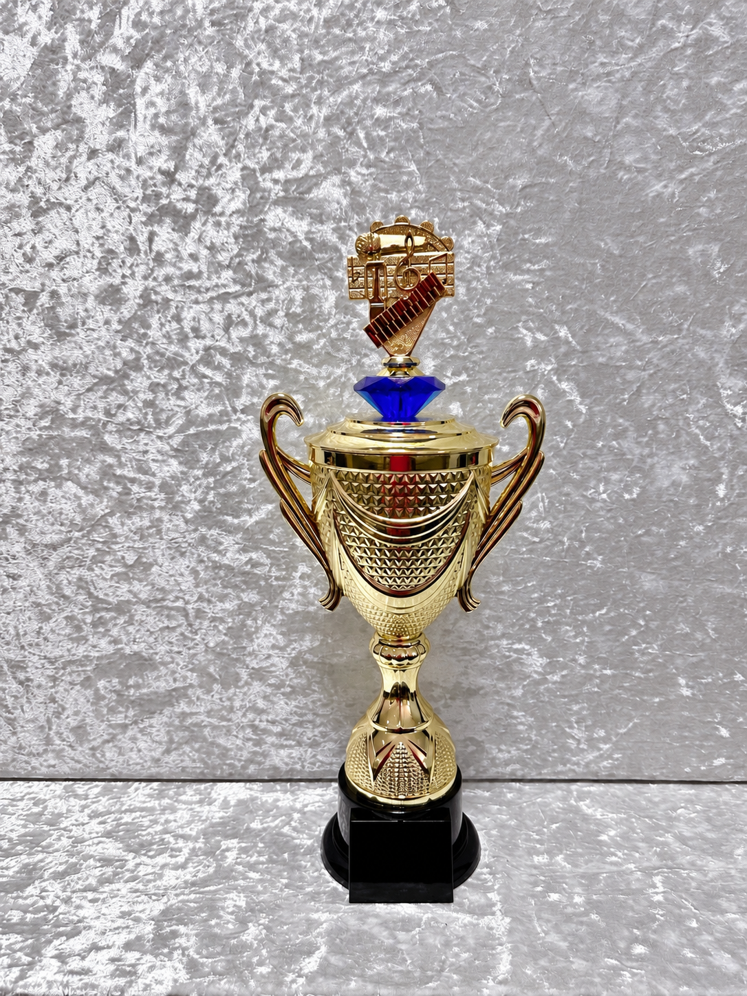 Trofeo Copa Dorada Premium de Música con Piano, Micrófono y Diamante Personalizable