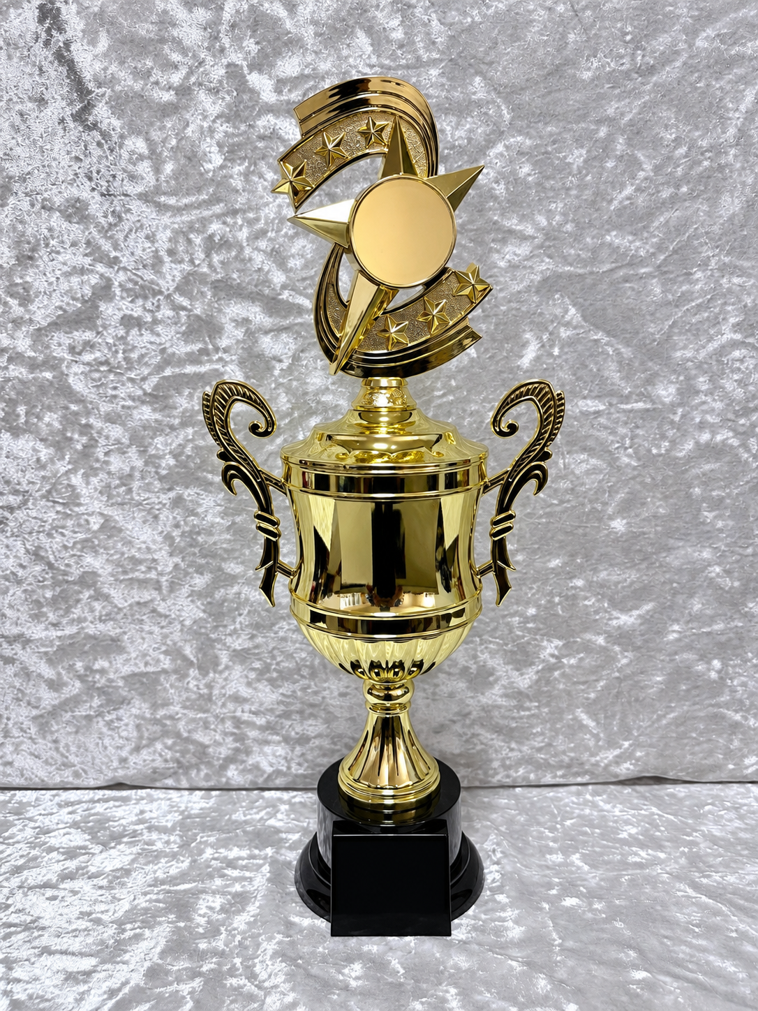 Trofeo Copa Dorada Premium con Estrellas, Emblema Circular y Placa Personalizable