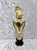 Trofeo Copa Dorada Premium con Estrellas, Emblema Circular y Placa Personalizable
