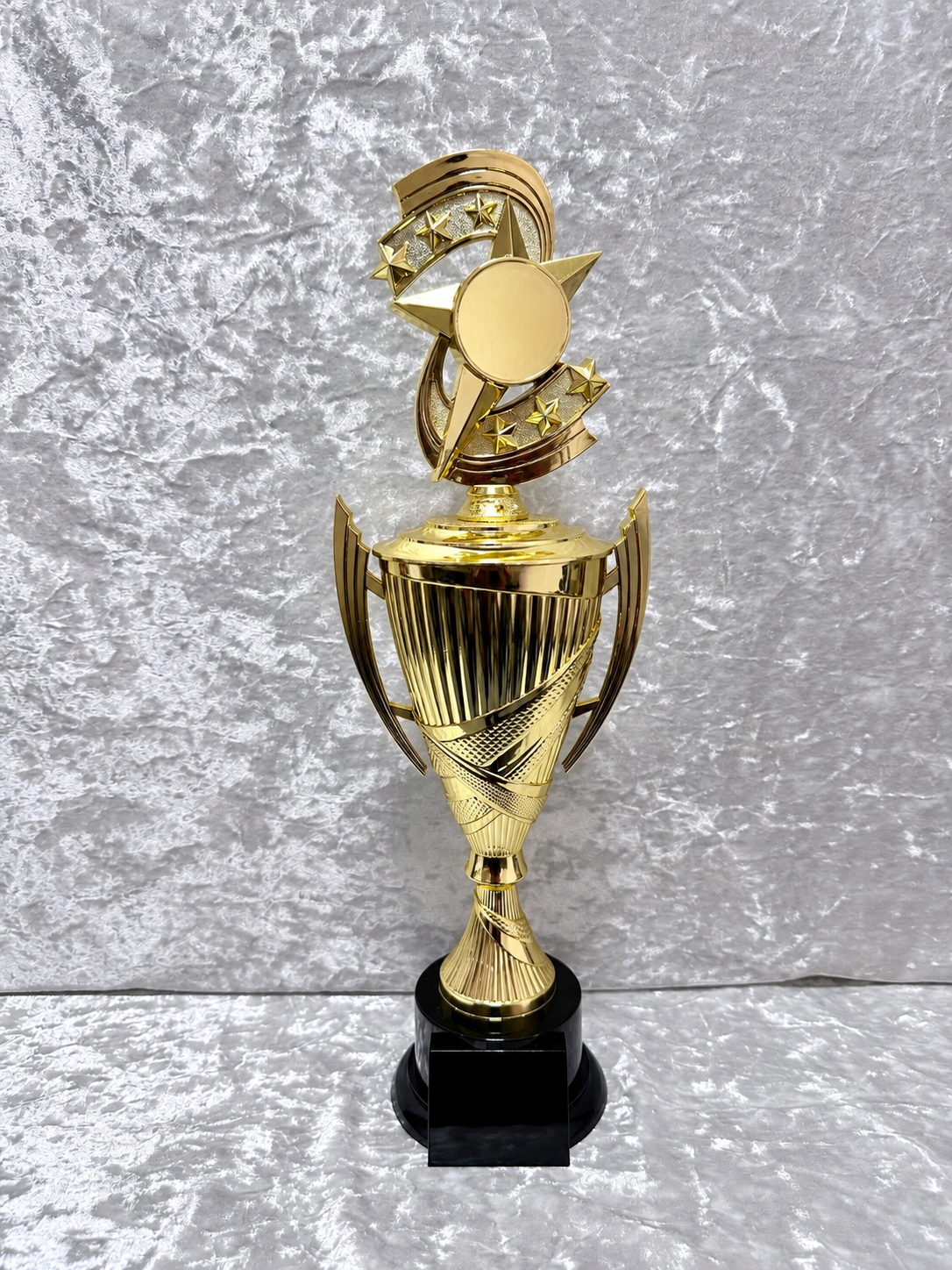 Trofeo Copa Dorada Premium con Estrellas, Emblema Circular y Placa Personalizable