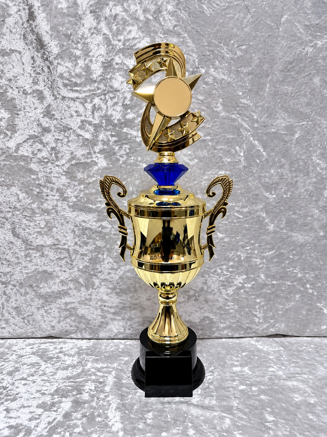 Trofeo Copa Dorada Premium con Estrellas, Emblema Circular, Diamante de Color y Placa Personalizable