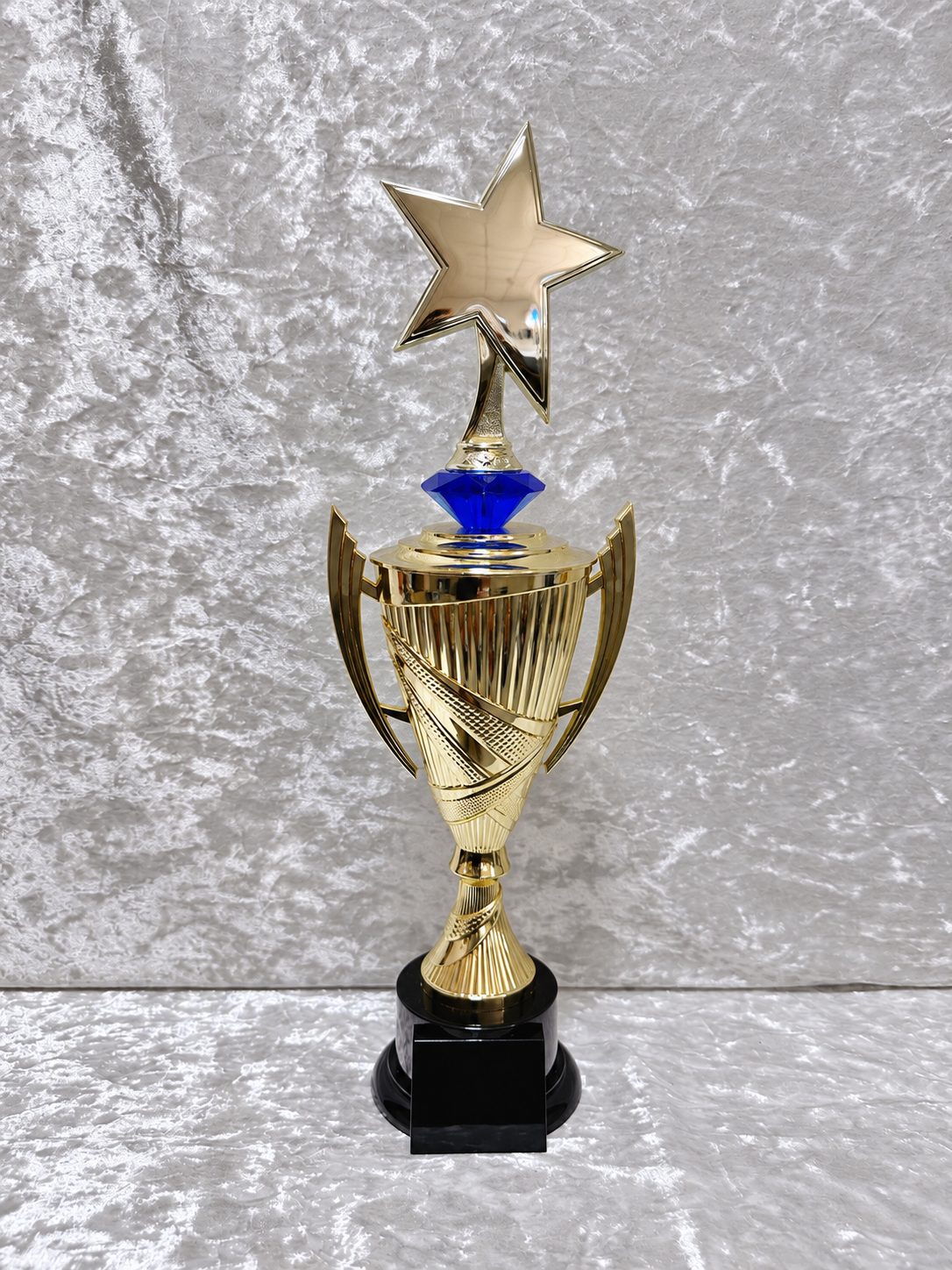 Trofeo Copa Dorada Premium con Estrella, Diamante de Color y Placa Personalizable