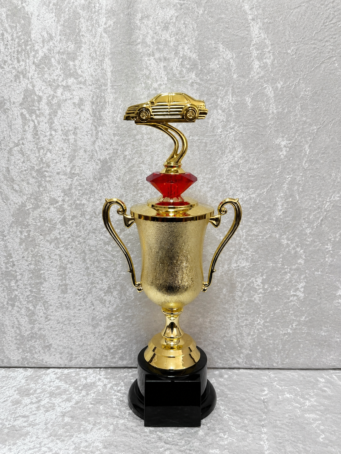 Trofeo Dorado Rally Car con Copa Clásica y Detalle Acrílico Personalizable