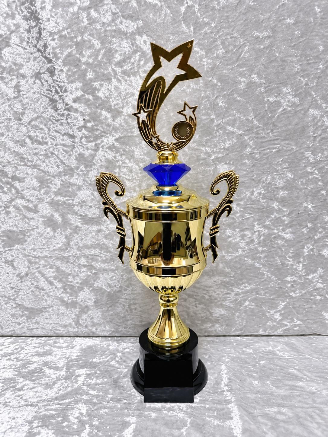 Trofeo Copa Dorada Premium con Estrellas, Diamante de Color y Placa Personalizable