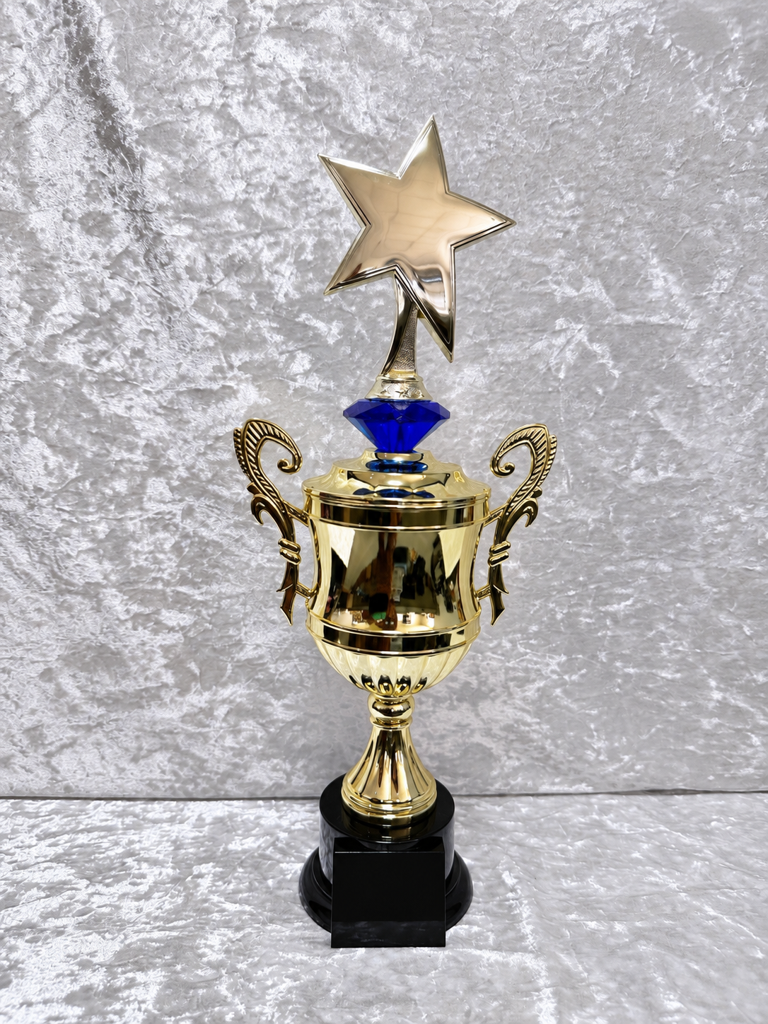 Trofeo Copa Dorada Premium con Estrella Grande, Diamante de Color y Placa Personalizable
