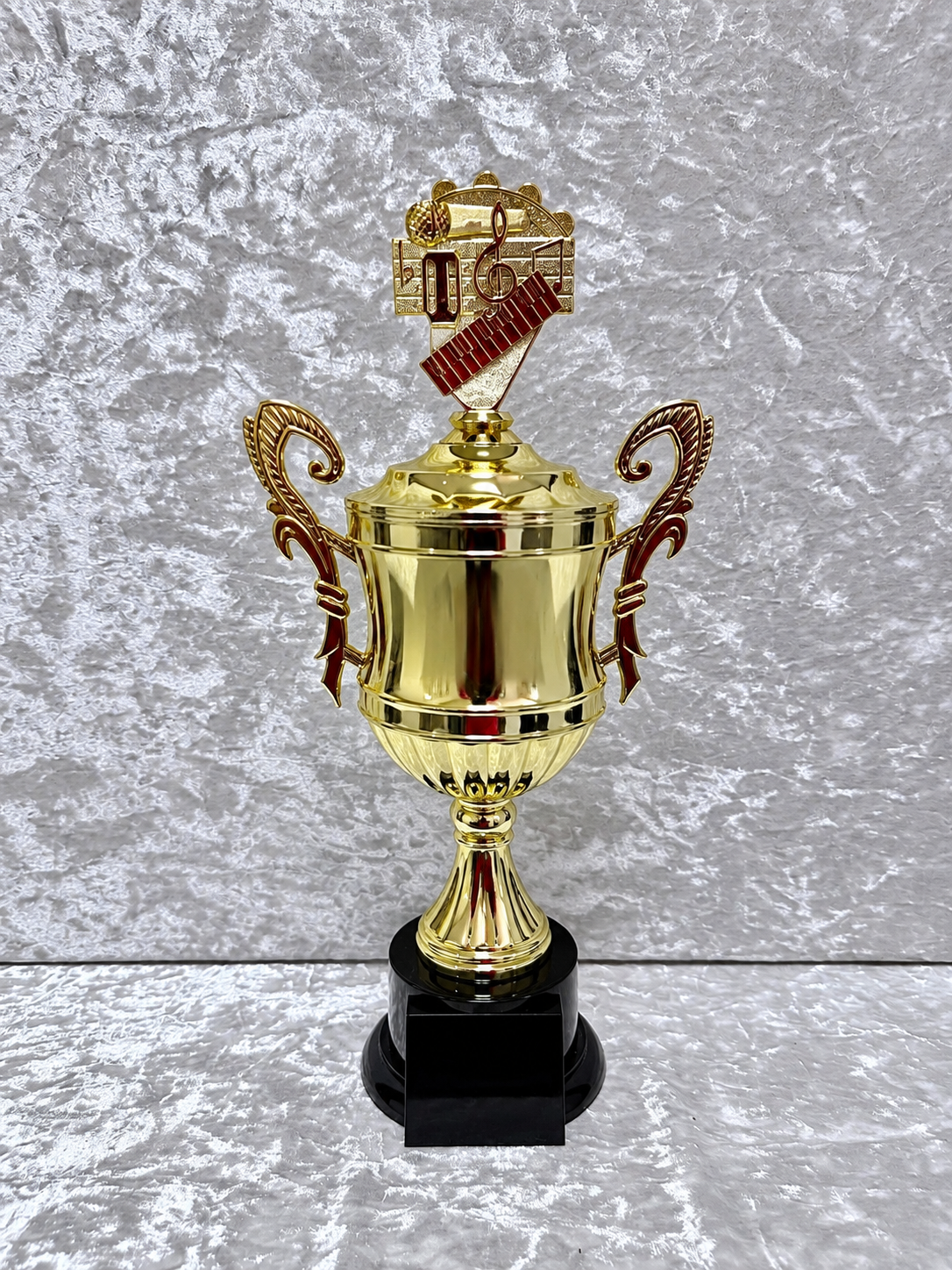 Trofeo Copa Dorada de Música con Piano, Micrófono y Placa Personalizable