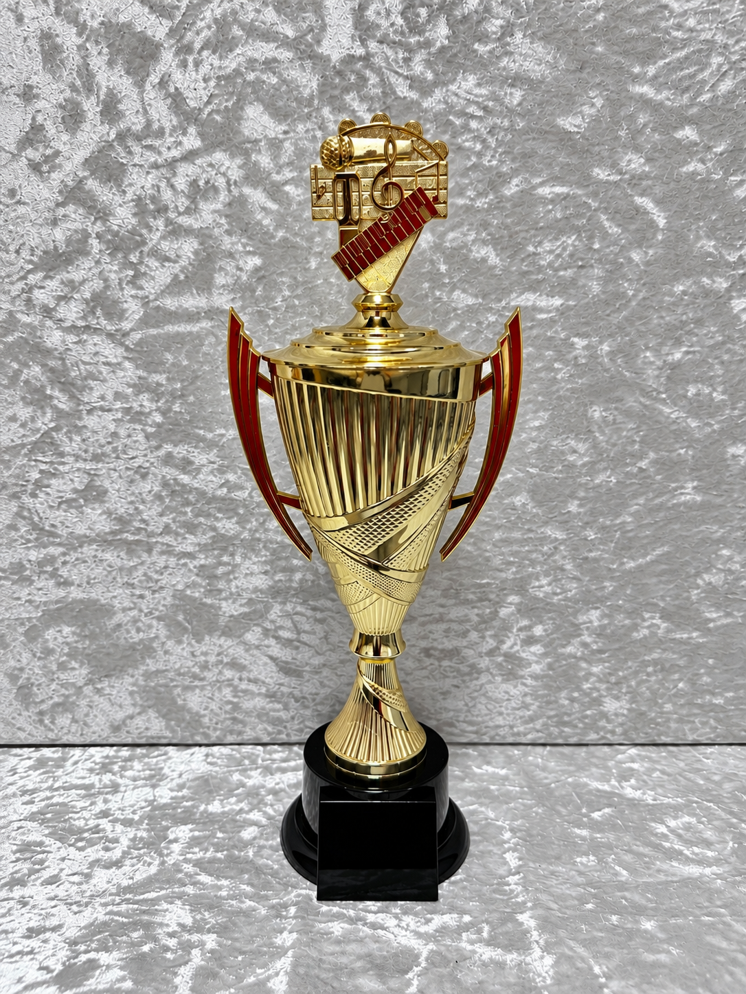 Trofeo Copa Dorada Premium de Música con Piano, Micrófono y Placa Personalizable