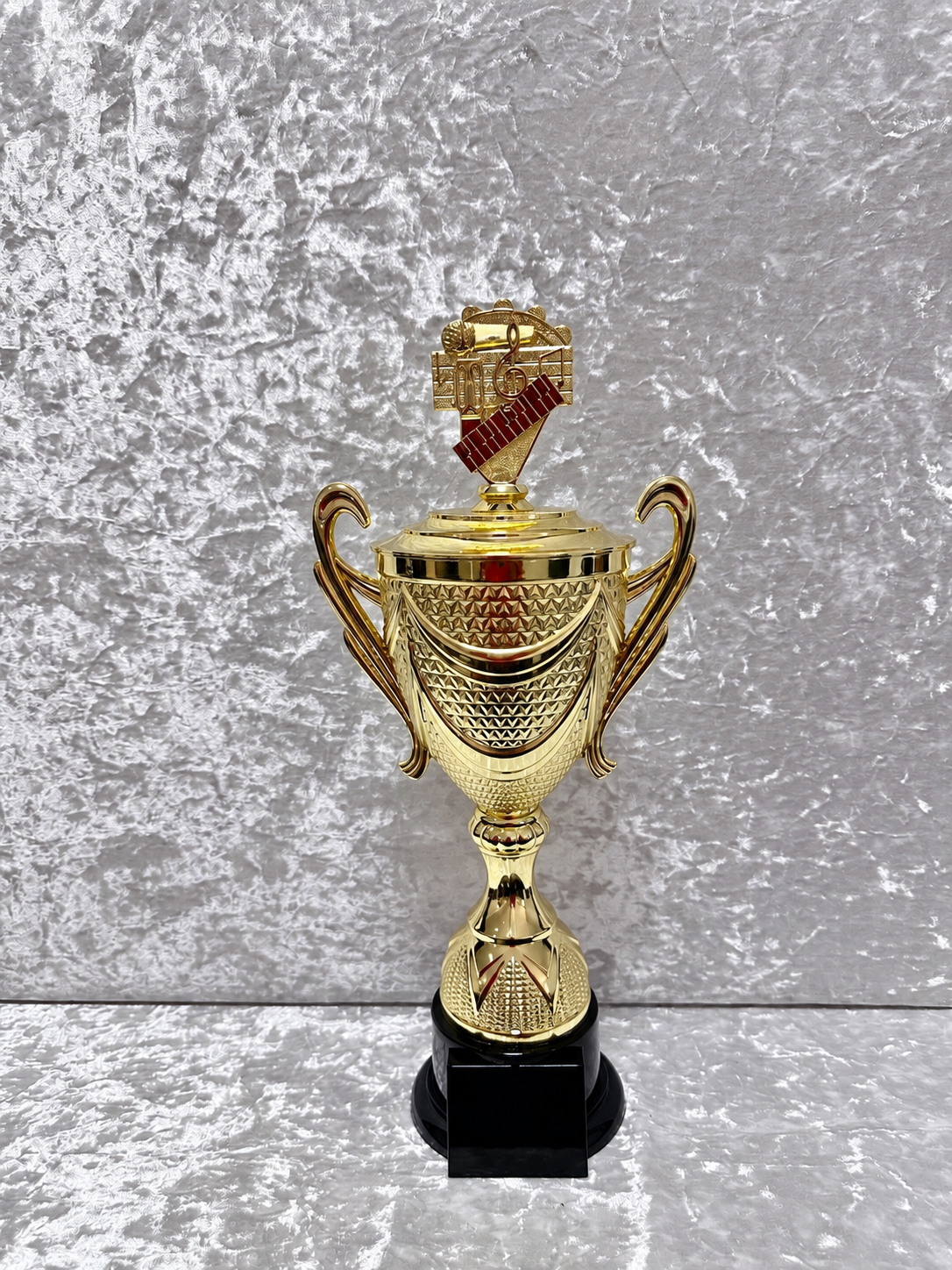 Trofeo Copa Dorada Premium de Música con Piano, Micrófono y Placa Personalizable
