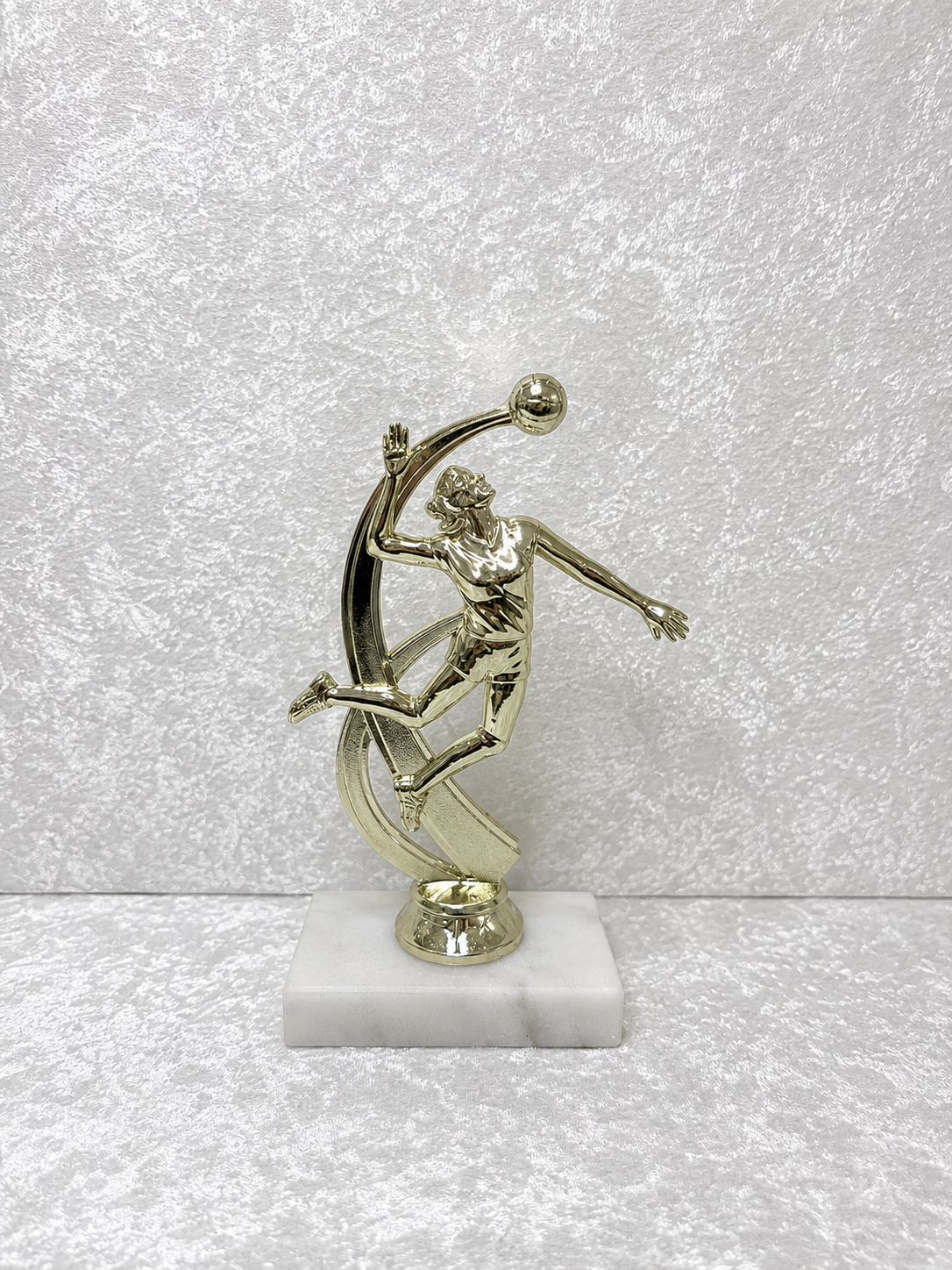 Trofeo de Voleibol Femenino Dorado con Jugadora y Base de Mármol Personalizable