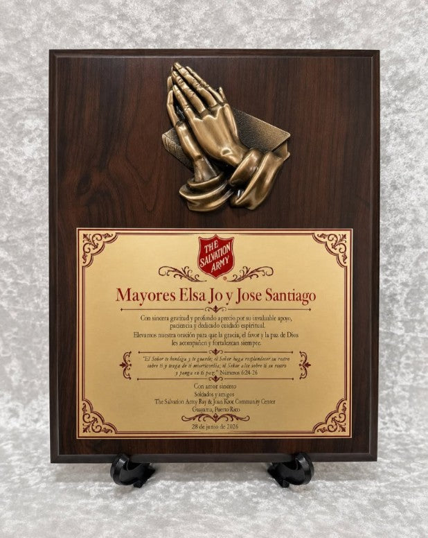 Placa de Reconocimiento Cristiana Personalizada con Manos en Oración de Metal
