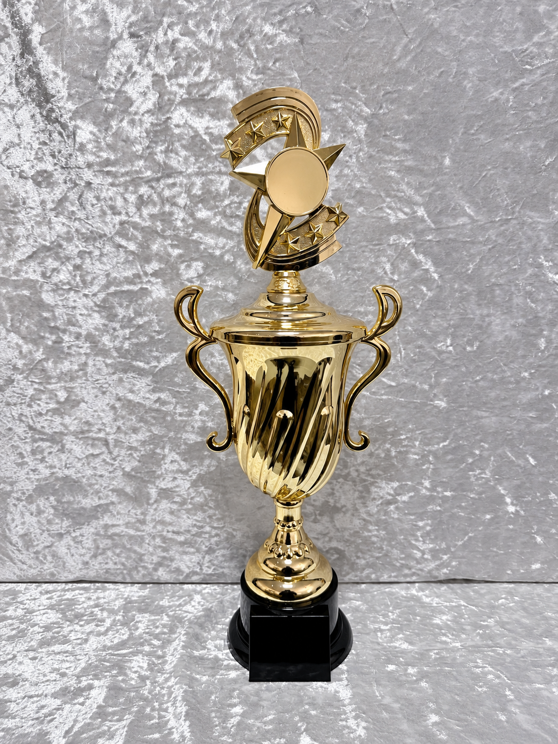 Trofeo Copa Dorada Premium con Diseño Espiral, Estrellas, Emblema Circular y Placa Personalizable