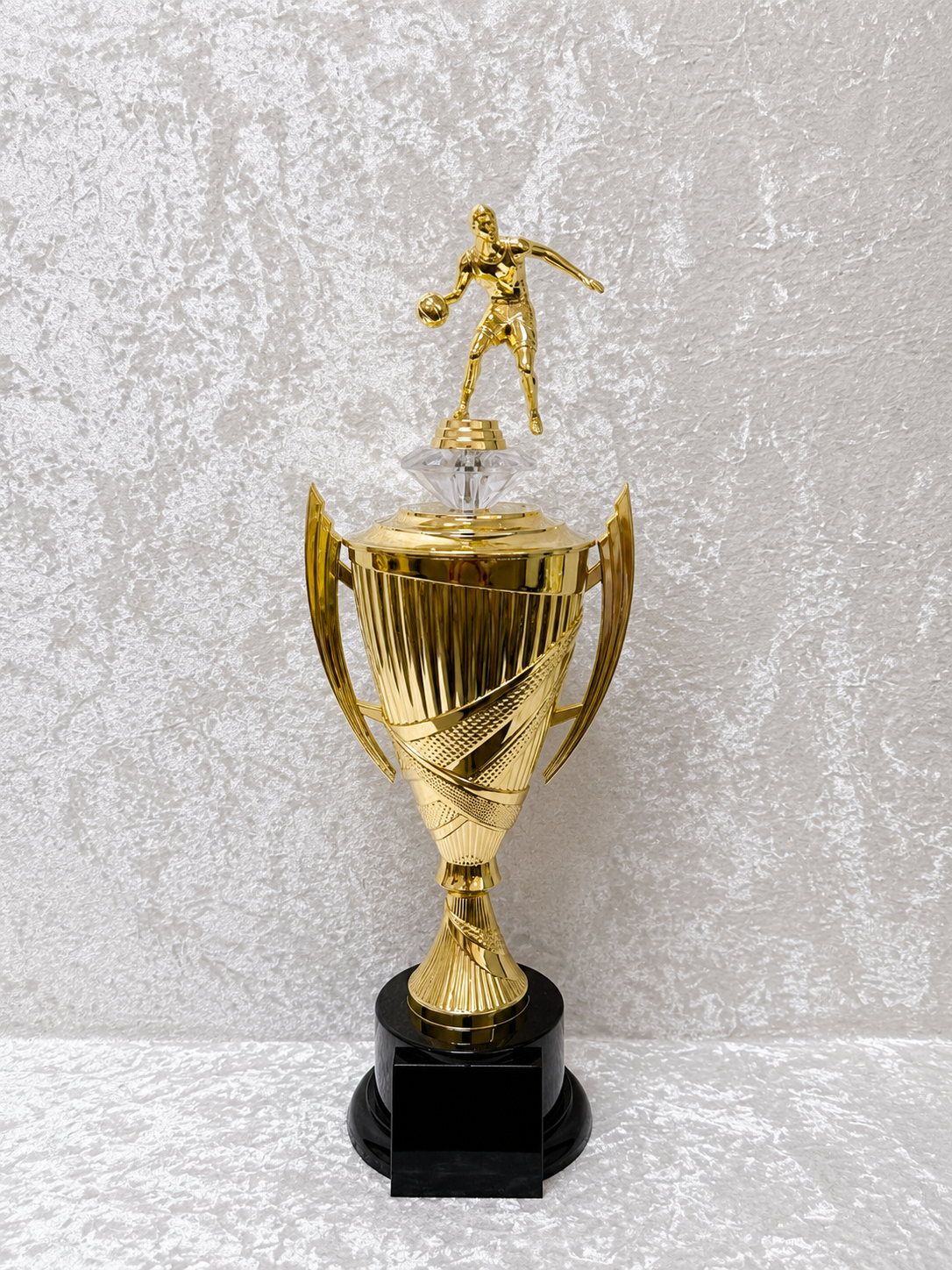 Trofeo de Baloncesto con Copa Dorada, Figura de Jugador y Diamante Decorativo