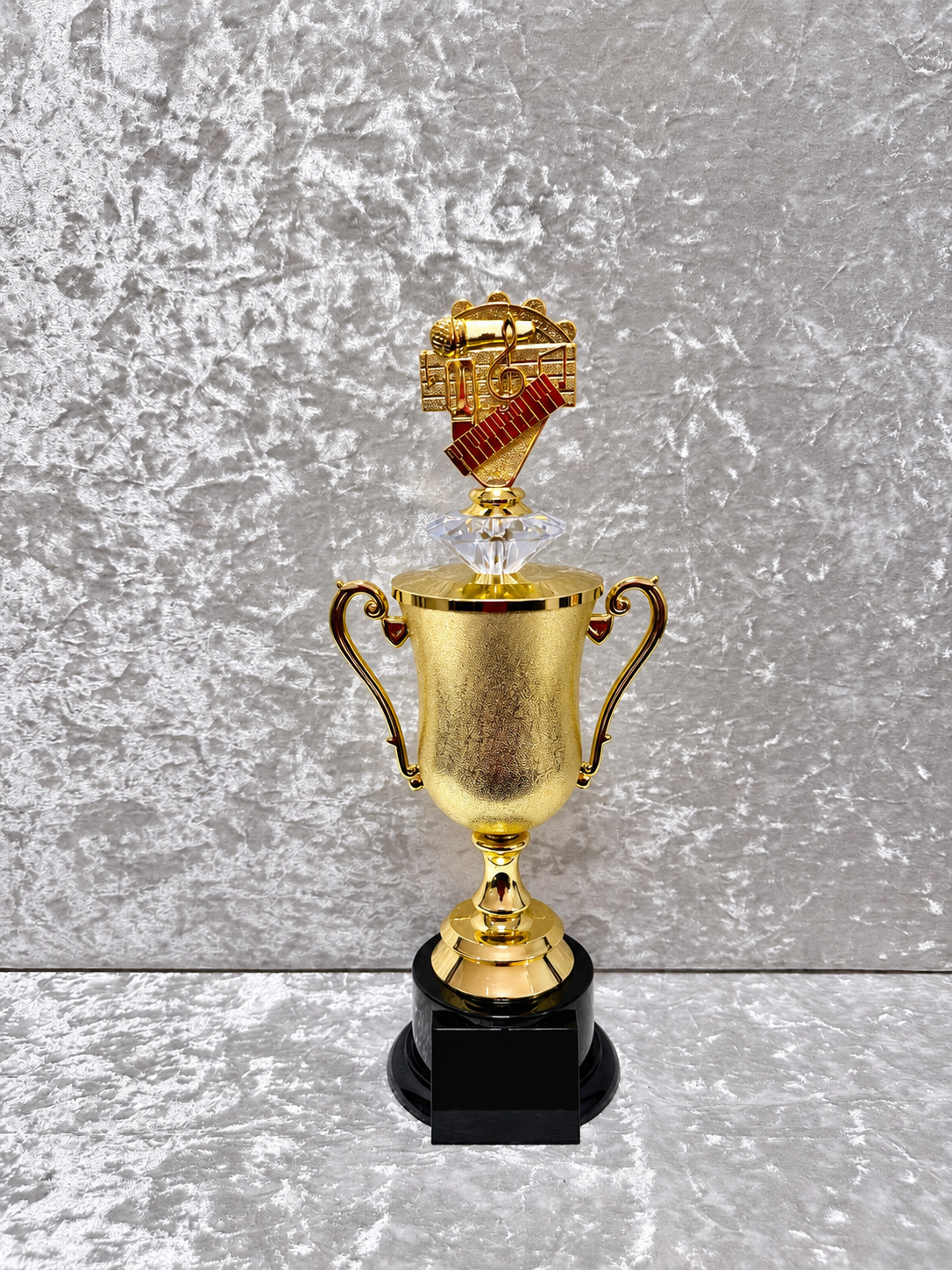 Trofeo Copa Dorada de Música con Piano, Micrófono y Diamante Personalizable