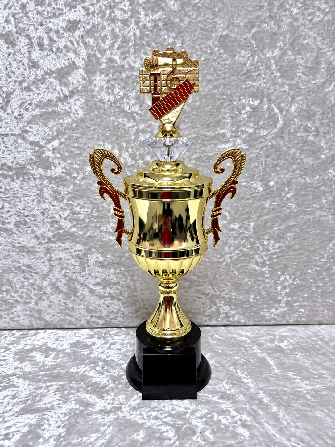 Trofeo Copa Dorada de Música con Piano, Micrófono y Diamante de Color Personalizable