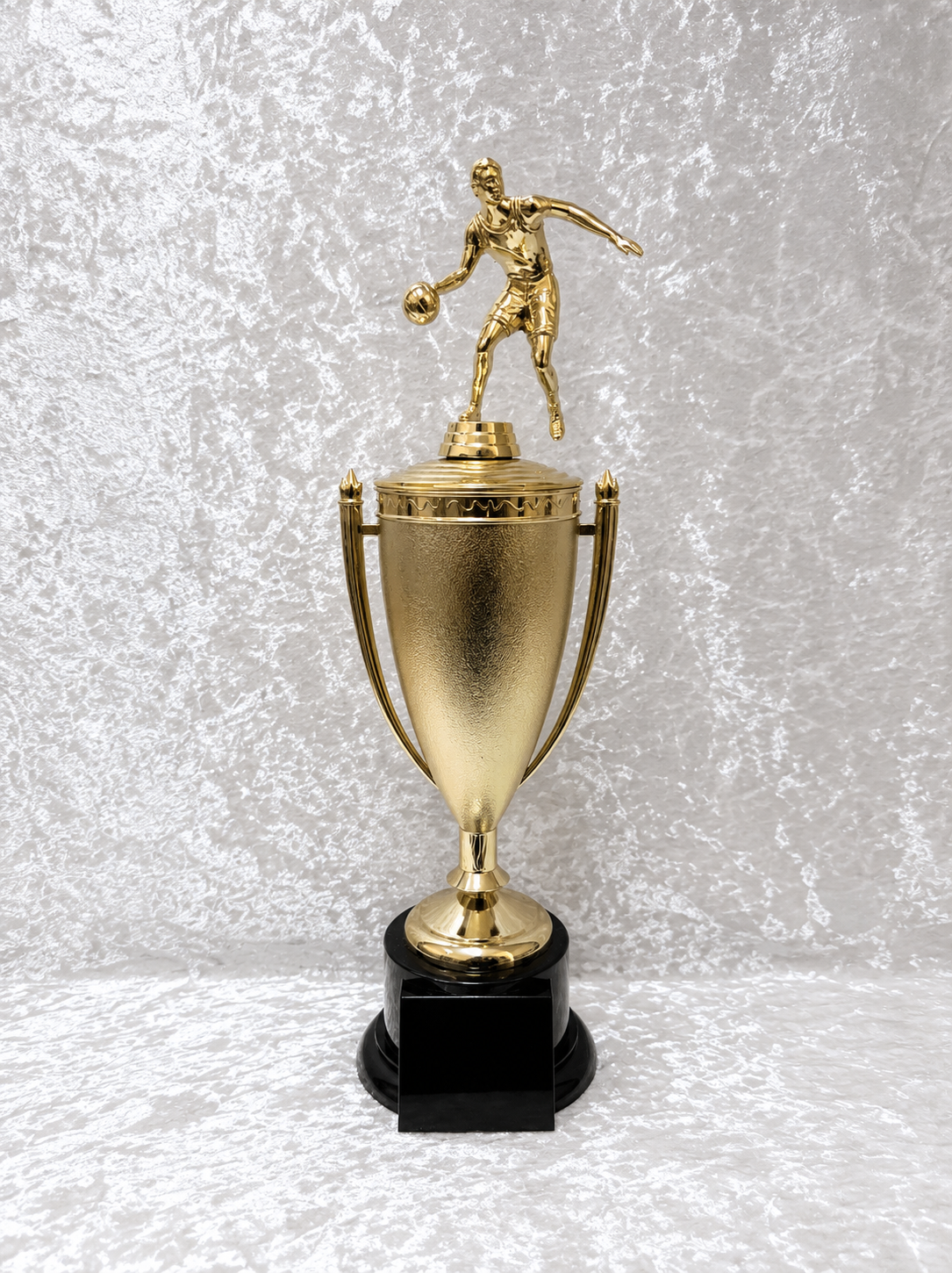 Trofeo Copa de Baloncesto con Jugador Driblando