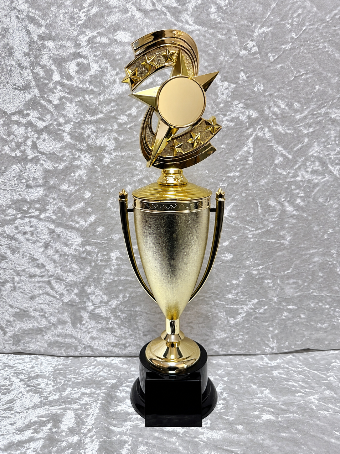 Trofeo Copa Dorada Premium con Estrellas, Emblema Circular y Placa Personalizable