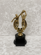 Trofeo de Baloncesto con Dos Jugadores y Base Negra