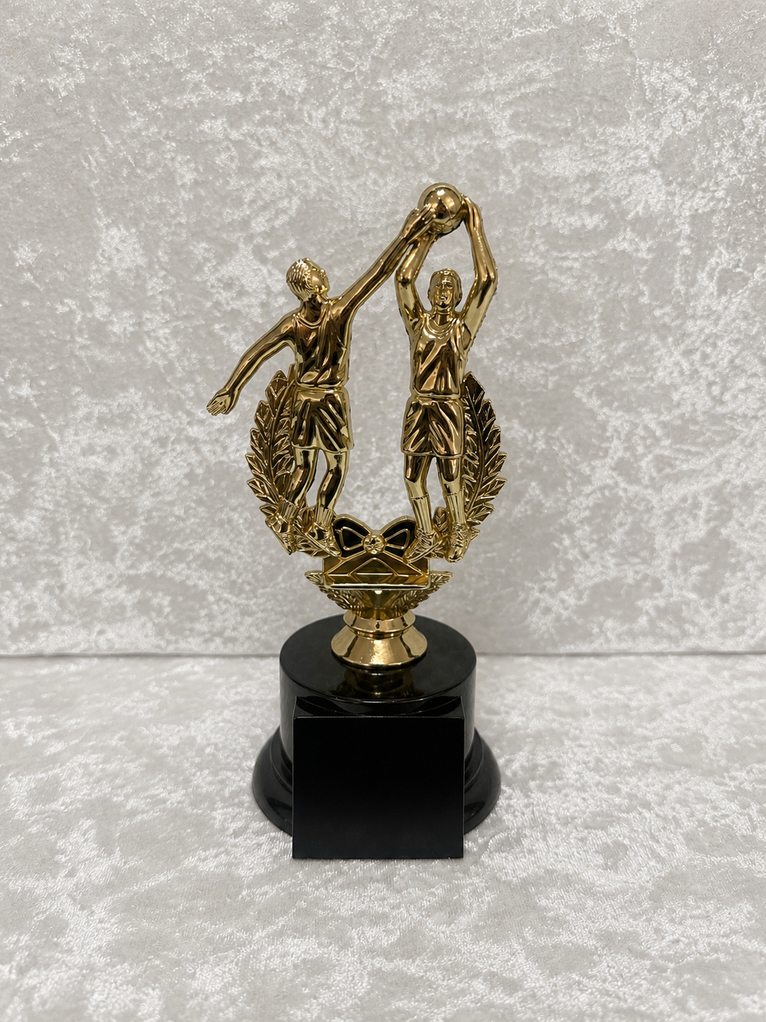 Trofeo de Baloncesto con Dos Jugadores y Base Negra