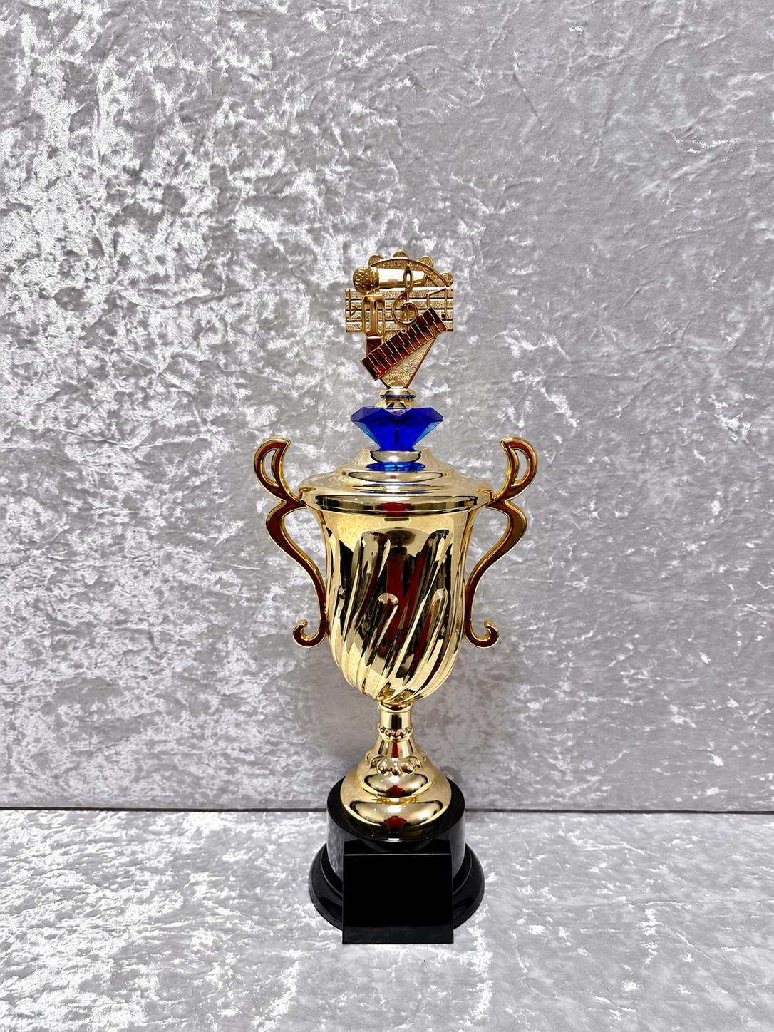 Trofeo Copa Dorada de Música con Piano y Micrófono Personalizable