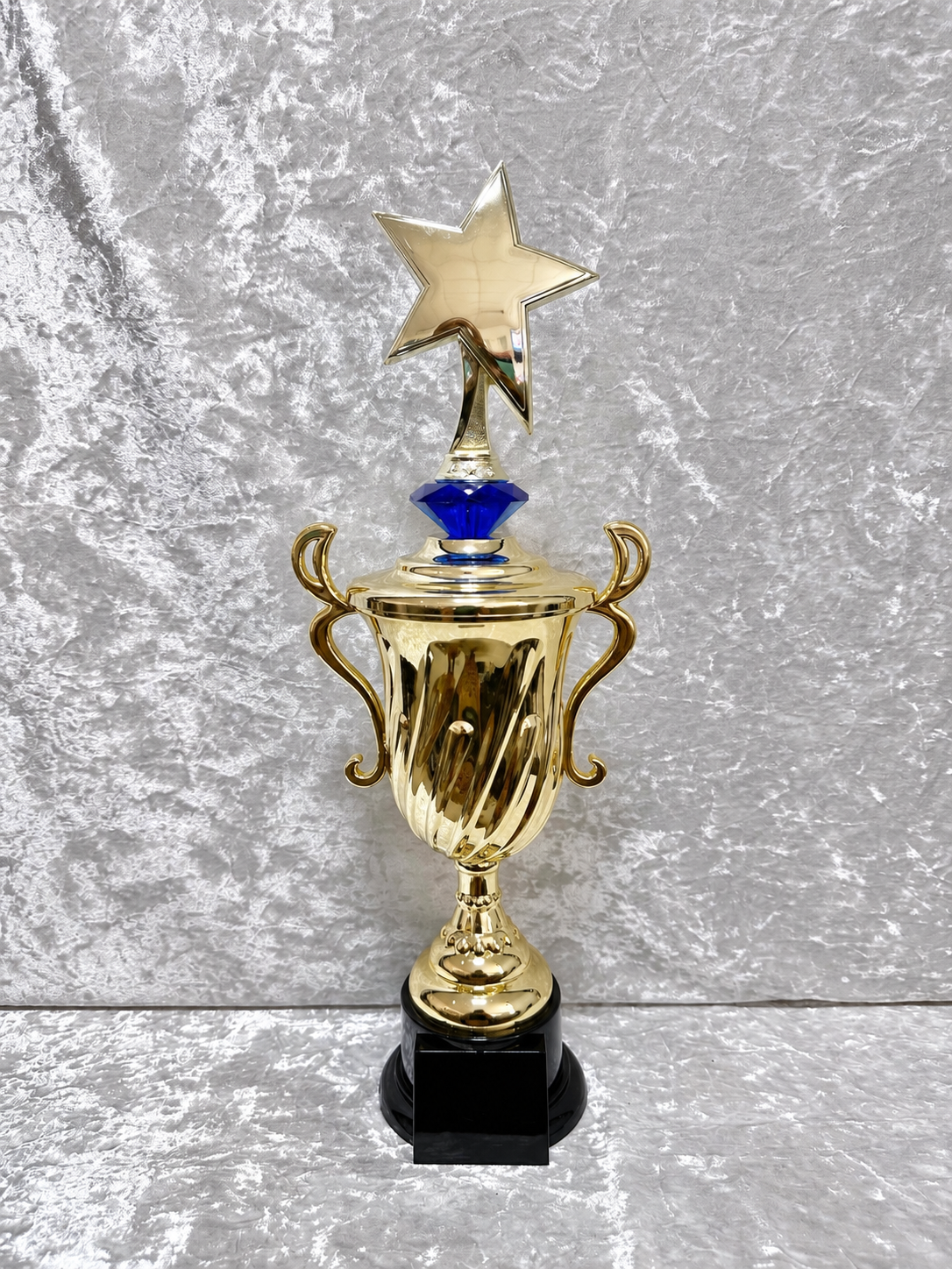Trofeo Copa Dorada Premium con Estrella, Diamante de Color y Placa Personalizable