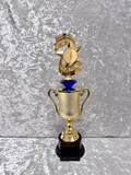 Trofeo Copa Dorada Premium con Estrellas, Diamante de Color, Emblema Circular y Placa Personalizable