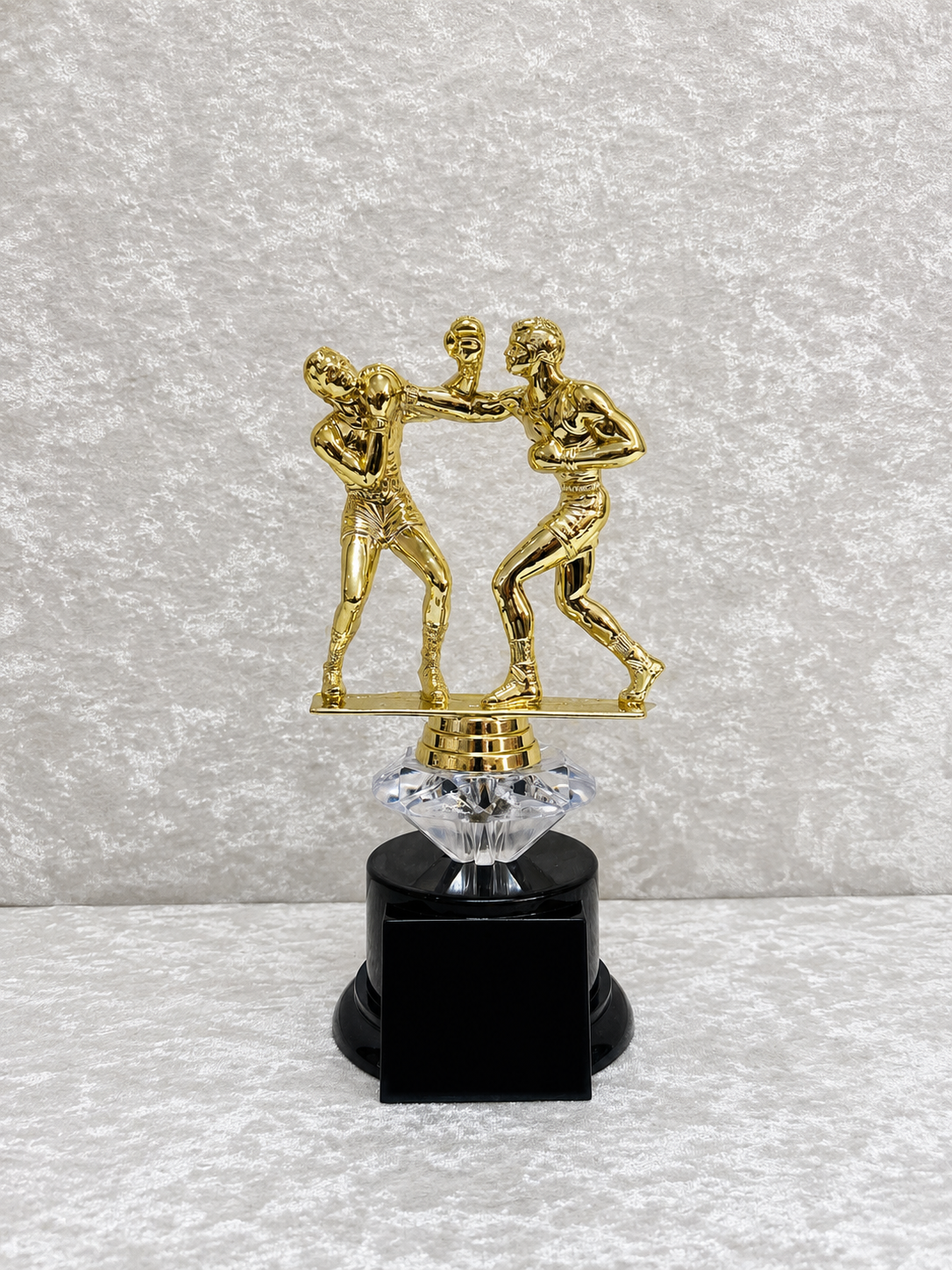 Trofeo de Boxeo con Dos Peleadores y Diamante Decorativo