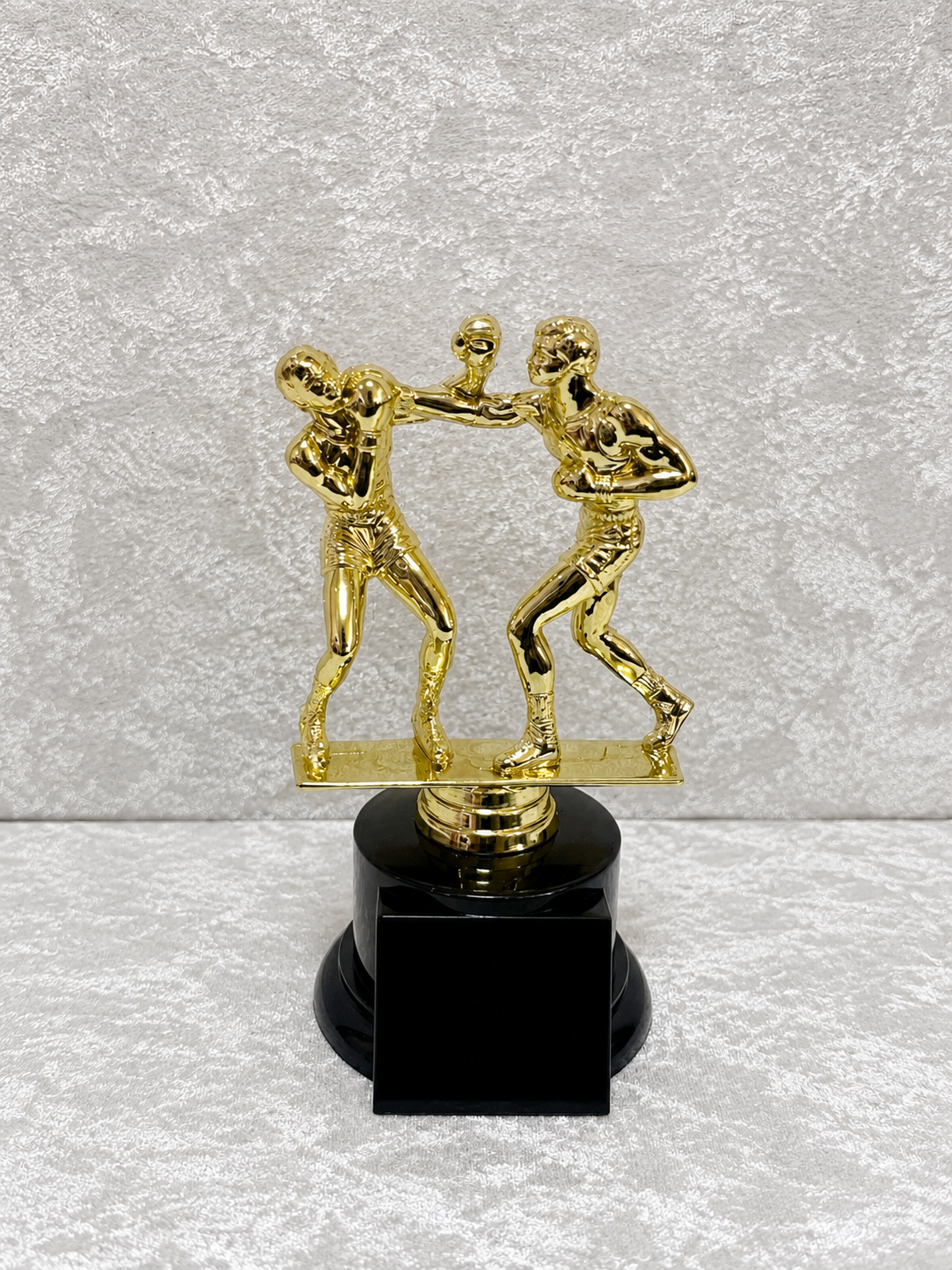 Trofeo de Boxeo con Dos Peleadores y Base Negra