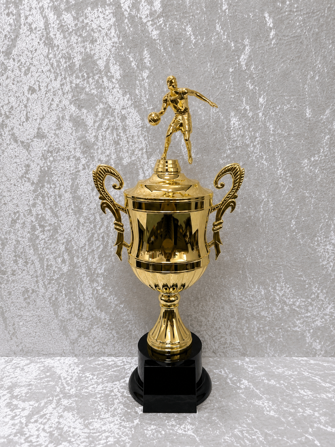 Trofeo Copa de Baloncesto con Jugador Driblando y Asas Decorativas