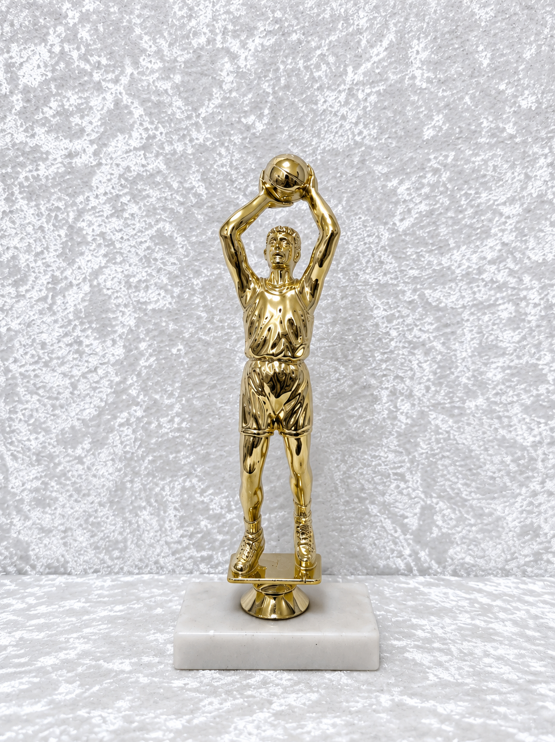 Trofeo Figura Baloncesto Dorada 9 3/4" con Base de Mármol Blanco
