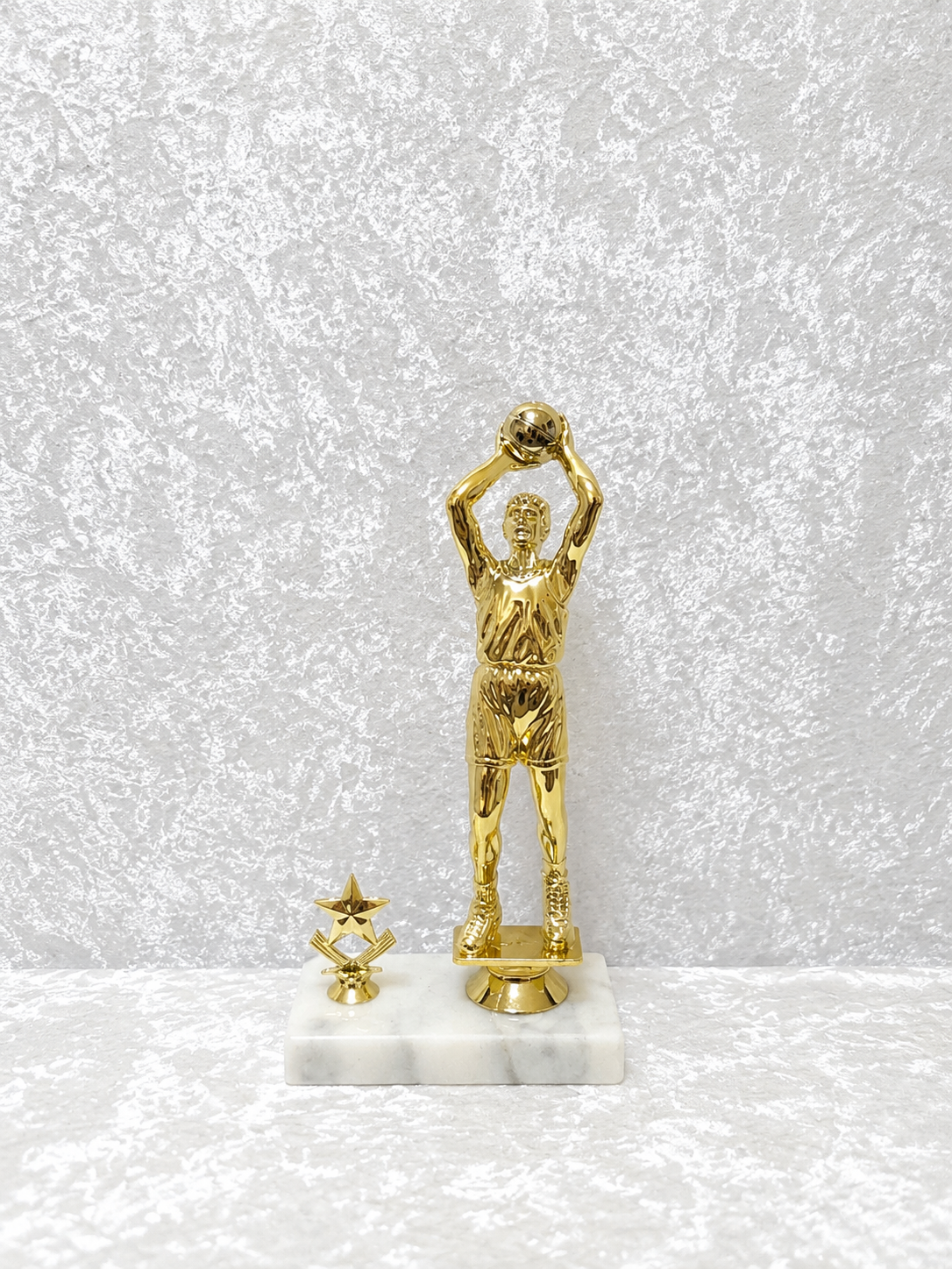 Trofeo Figura Baloncesto Dorada 9 3/4" con Estrella y Base de Mármol Blanco