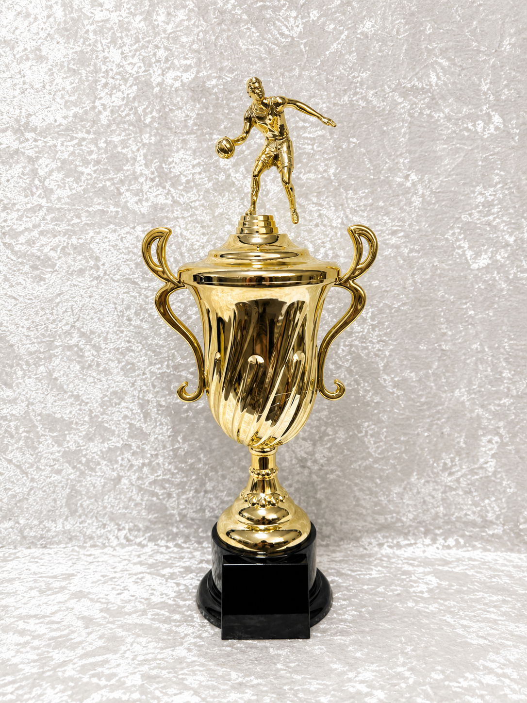Trofeo Copa de Baloncesto con Jugador Driblando