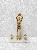 Trofeo Figura Baloncesto Dorada 9 3/4" con Dos Estrellas y Base de Mármol Blanco