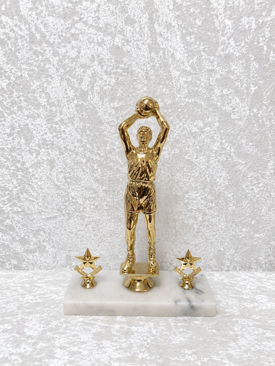 Trofeo Figura Baloncesto Dorada 9 3/4" con Dos Estrellas y Base de Mármol Blanco