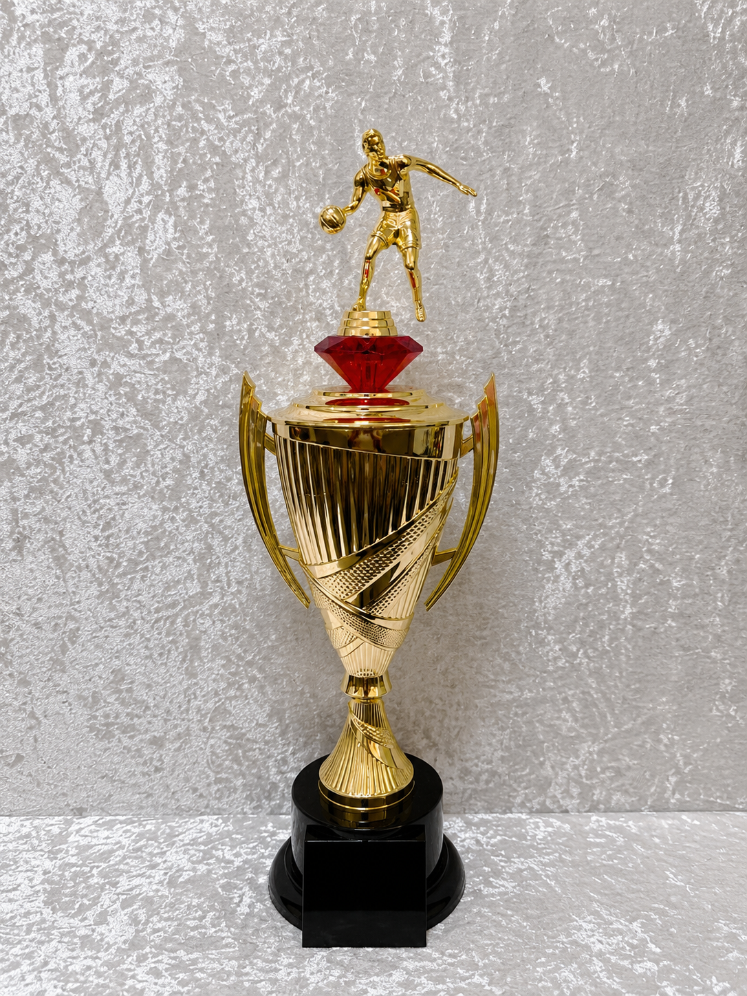 Trofeo de Baloncesto con Copa Dorada, Figura de Jugador y Diamante Decorativo