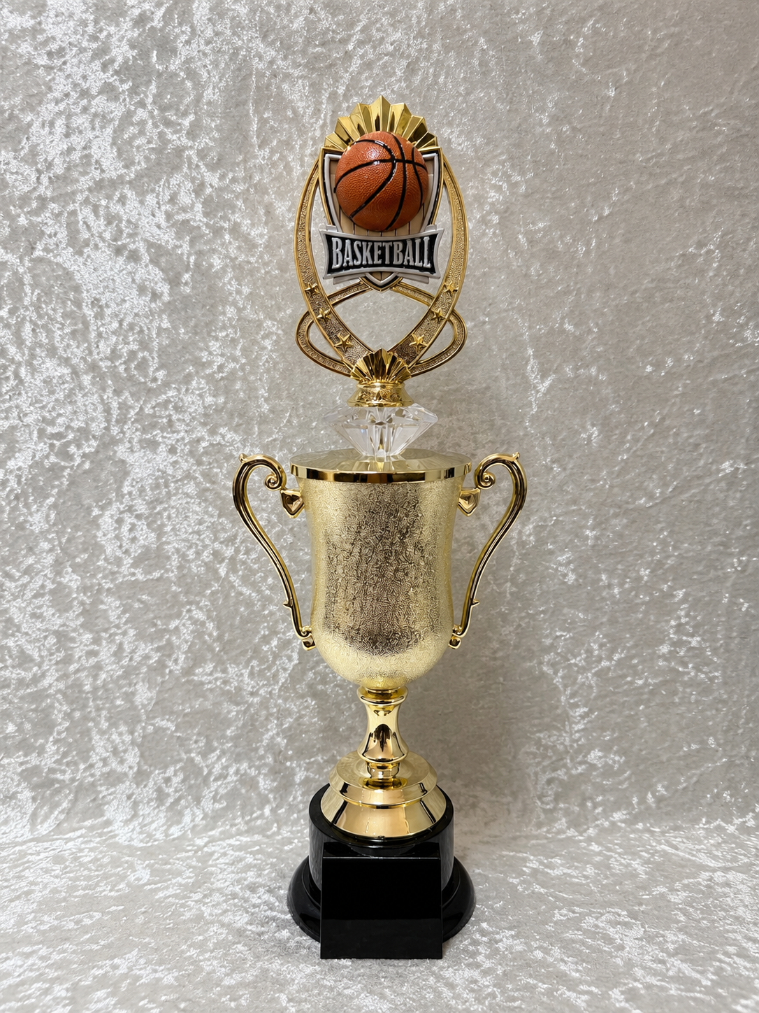 Trofeo de Baloncesto Tipo Copa Dorada con Diamante de Color